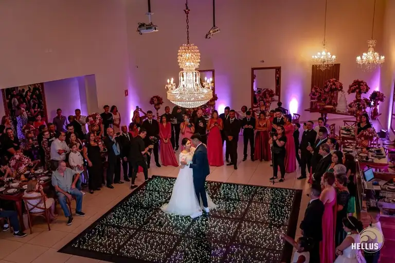 Casal de noivos na entrada da capela de cerimônia do Espaço Montello