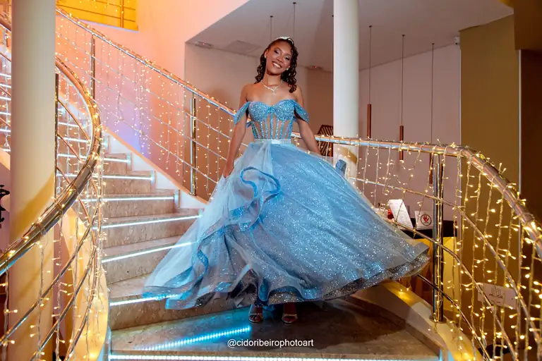 Debutante de vestido azul rodando na pista de dança estrelada do Montello