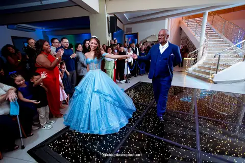 Entrada da debutante com o pai na pista de dança estrelada do Montello